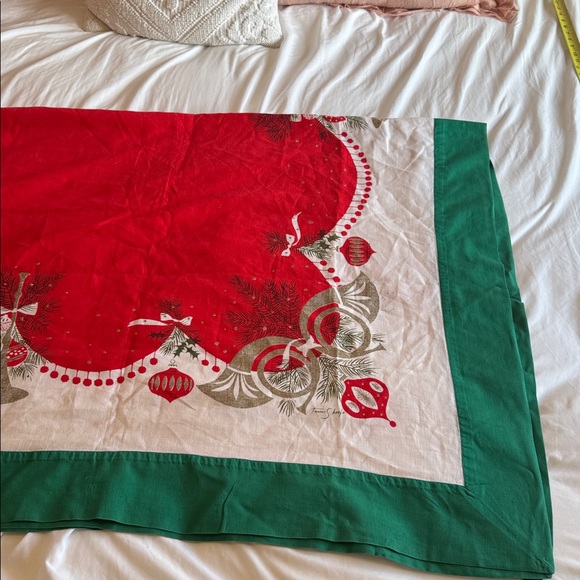 Tammis Keefe Vintage Christmas Table Cloth 128x192 - Picture 8 of 14